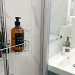 B2 - Noble - Haven - Shared Bathroom Appartement *